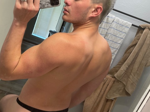 adrianescondido onlyfans leaked picture 2