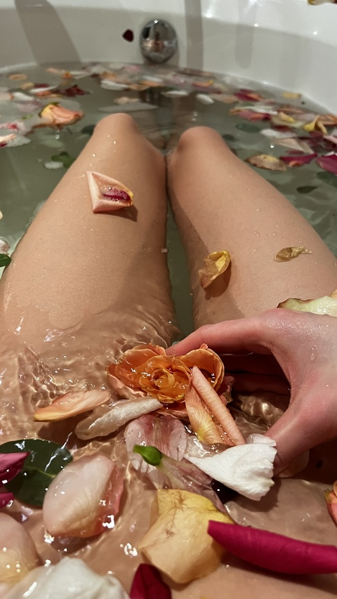 astartanylons onlyfans leaked picture 2