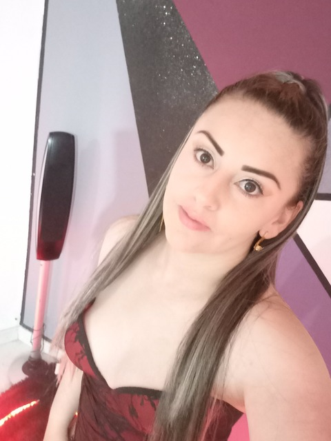 caroline_rom onlyfans leaked picture 2