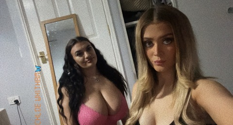 chloeandmegan onlyfans leaked picture 2