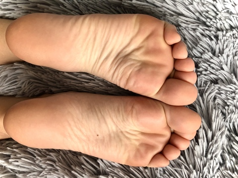 karlyklairefeet onlyfans leaked picture 2