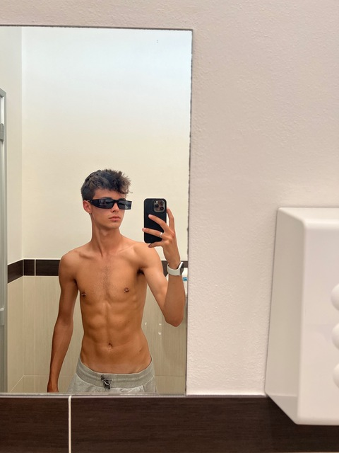 kevjnuzz onlyfans leaked picture 2