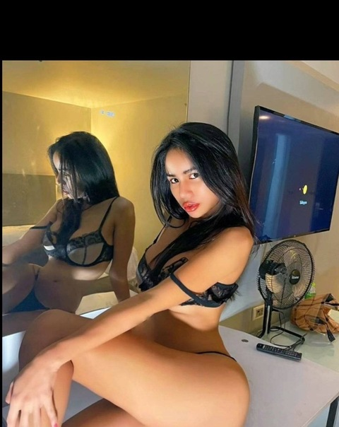 lizzyladyboy1bkk onlyfans leaked picture 2