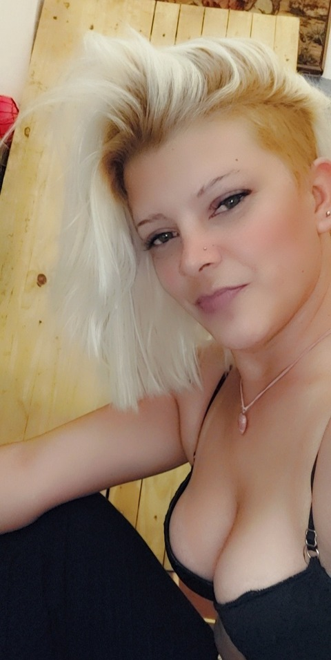 naughtyblonde37 onlyfans leaked picture 2