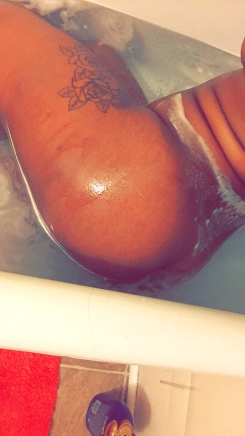 queencakeyy onlyfans leaked picture 2