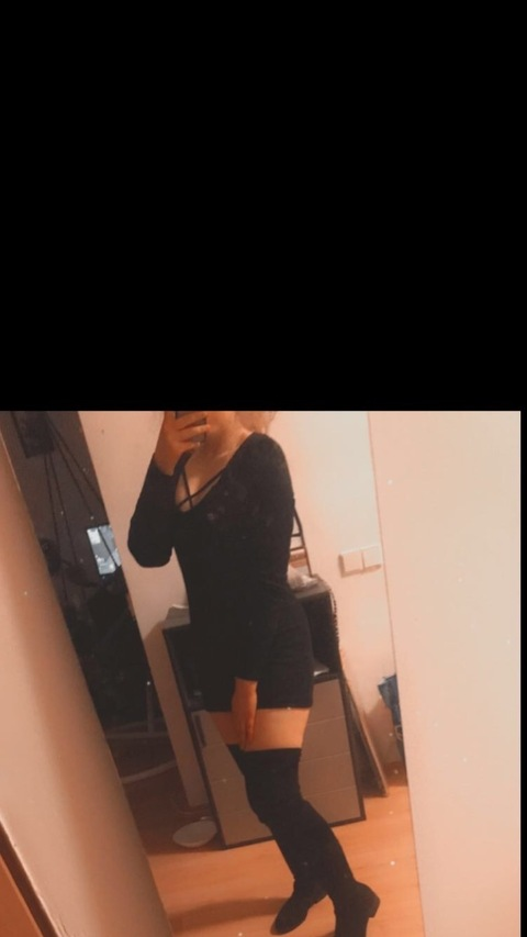 rosieasher19 onlyfans leaked picture 2