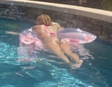 shesgoldenn onlyfans leaked picture 2